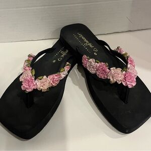 PRE-OWNED CINAMON GIRL HONOLULU HAWAII ROSETTE FLIP FLOPS- SIZE 6